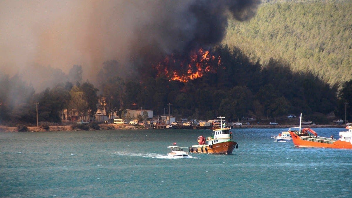 turkey evacuates tourists by boat from wildfires raging in aegean resort of bodrum al arabiya english