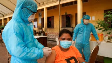 A Cambodian army member vaccinates a person inside a red zone with strict lockdown measures, amidst the outbreak of the coronavirus disease (COVID-19), in Phnom Penh, Cambodia, May 1, 2021. (File Photo: Reuters)