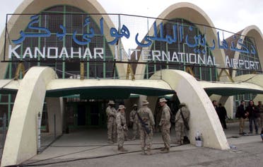 قوات أميركية أمام مطار قندهار الدولي في عام 2002 (رويترز - أرشيفية)