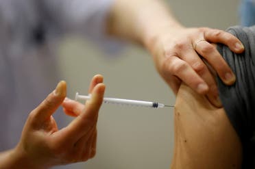 التطعيم ضد كورونا بلقاح فايزر (رويترز)