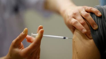 التطعيم ضد كورونا بلقاح فايزر (رويترز)