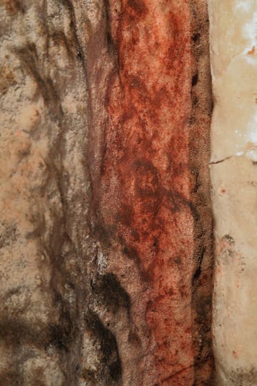 الصخرة الصاعدة المطلية باللون الأحمر في مغارة بجنوب إسبانيا