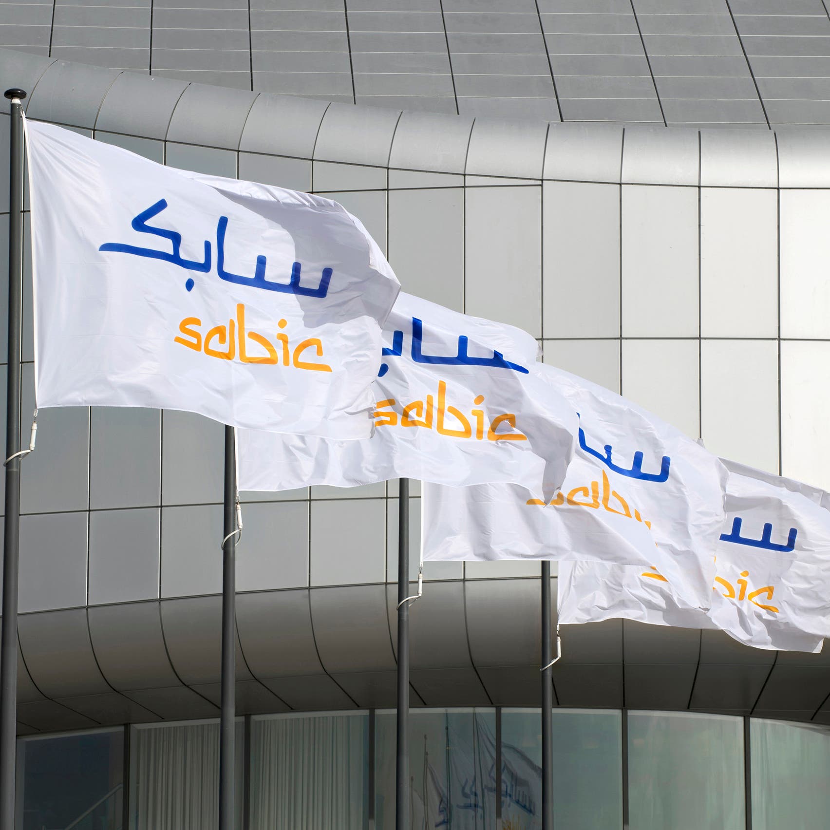 تعاون بين "سابك" و"مايكروسوفت" لابتكار أول منتج من بلاستيك المحيطات المعاد تدويره