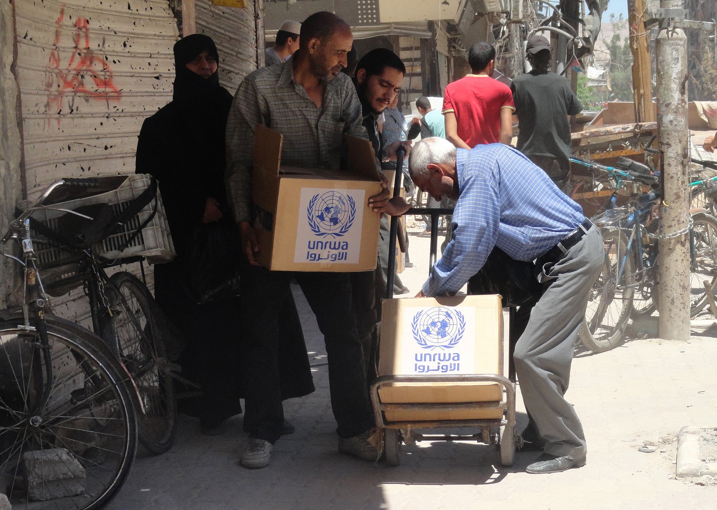 توزيع مساعدات غذائية في اليرموك في 2014 (أرشيفية)