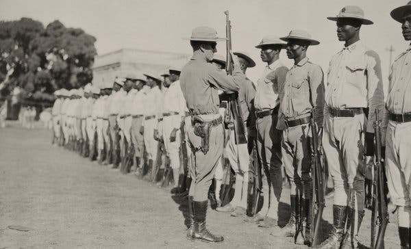 صورة لمدرب أميركي رفقة جنود هايتيين