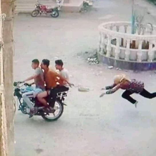 صور صادمة.. 3 شبان يسحلون مصرية لسرقتها في الشارع