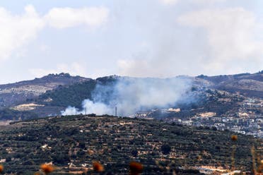 دخان يتصاعد من على الجانب الإسرائيلي من الحدود مع لبنان في أعقاب تبادل للقصف بين إسرائيل وحزب الله عبر الحدود (رويترز)