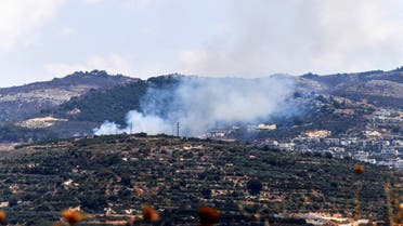 دخان يتصاعد من على الجانب الإسرائيلي من الحدود مع لبنان في أعقاب تبادل للقصف بين إسرائيل وحزب الله عبر الحدود (رويترز)