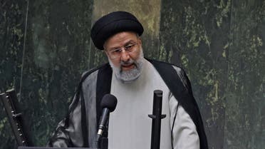 إبراهيم رئيسي خلال مراسم أداء اليمين الدستورية في البرلمان الإيراني بطهران يوم 5 أغسطس