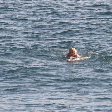 خلال عطلة عائلية.. رئيس وزراء بريطانيا "كاد أن يغرق" بالبحر!