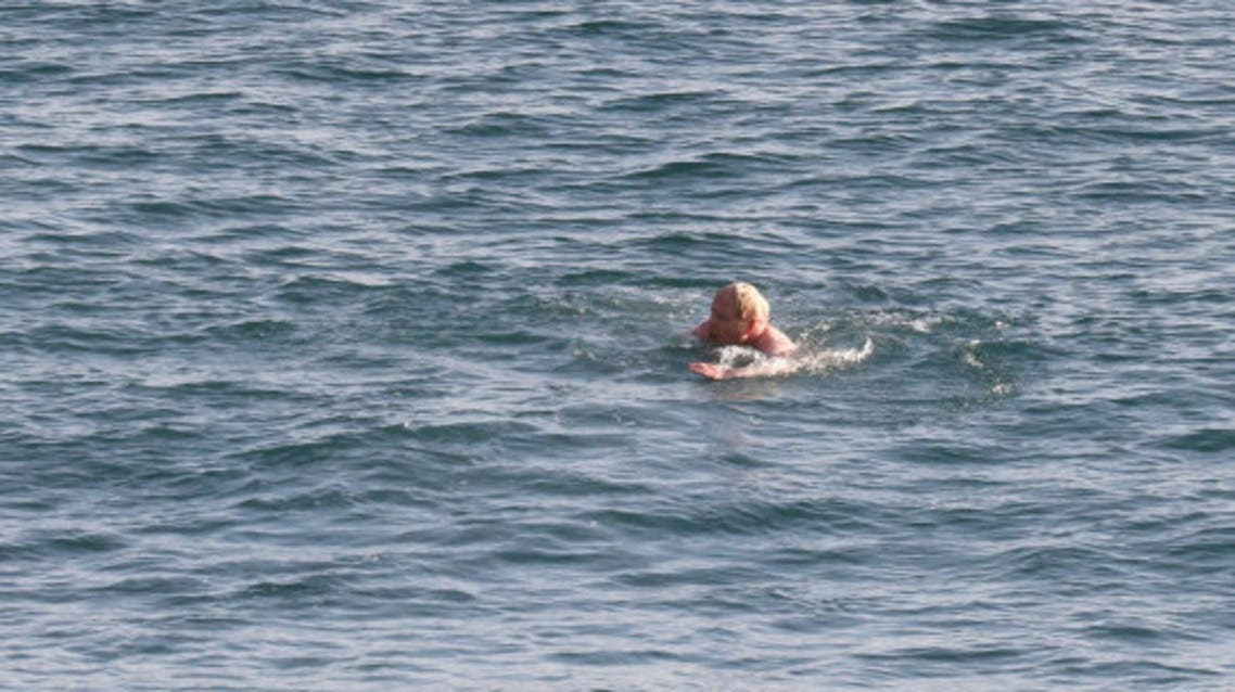 بوريس جونسون يسبح
