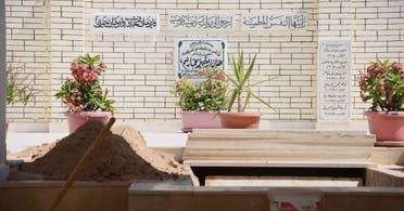 من عملية تجهيز القبر الذي ستدفن فيه الفنانة دلال عبدالعزيز بجوار زوجها الفنان الراحل