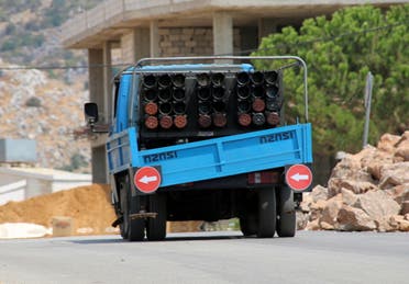 سكان من بلدة شويا اللبنانية يوقفون شاحنة لحزب الله في طريق عودتها من الحدود حيث أطلقت صواريخ على إسرائيل الأسبوع الماضي