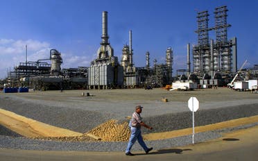 A worker walks past the Petrozuata Oil Refinery in the Orinoco oil belt in the Venezuelan eastern state of Anzoategui. (File photo: Reuters)