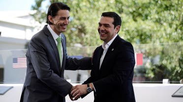 Greece's PM Alexis Tsipras, right, shake hands with US Special Envoy and Coordinator For International Energy Affairs Amos Hochstein, May 17, 2016. (File Photo: Reuters)