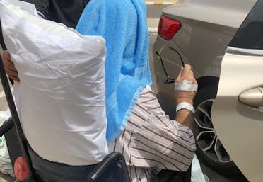 عمر الجاسر مغادرا المستشفى