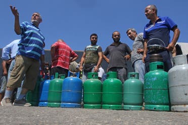 لبنانيون ينتظرون ملء أسطوانات الغاز في صيدا جنوب البلاد (أرشيفية من فرانس برس)