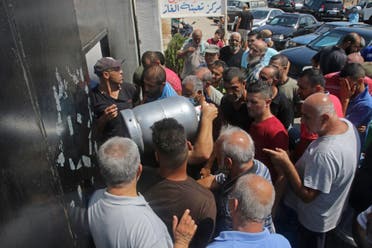لبنانيون ينتظرون ملء اسطوانات الغاز في صيدا يوم 10 أغسطس (فرانس برس)