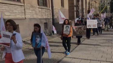 مظاهرات لأسر ضحايا إعدامات إيران أمام المحكمة بالسويد