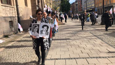 أهالي الضحايا يتظاهرون أمام محكمة حميد نوري في السويد 