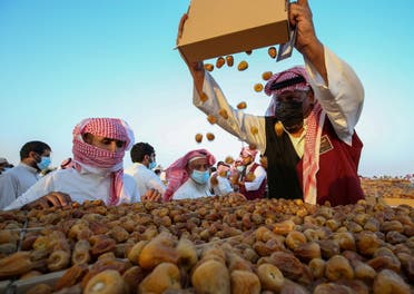 A Saudi farmer displays dates to customers during Unaizah Season for Dates, at Unaizah city in Al-Qassim province, Saudi Arabia August 10, 2021.  (File photo: Reuters)