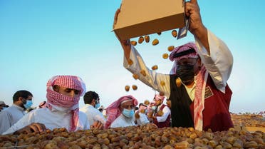 A Saudi farmer displays dates to customers during Unaizah Season for Dates, at Unaizah city in Al-Qassim province, Saudi Arabia August 10, 2021. Picture taken August 10, 2021. (Reuters)