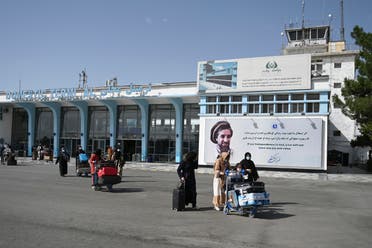 مسافرون أمام مطار كابل هذا الأسبوع