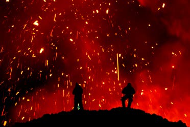 سياح ينظرون إلى حمم بركانية في منطقة كامشاتكا
