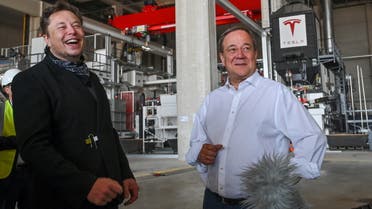 إيلون ماسك أثناء زيارته موقع مصنع تسلا في ألمانيا