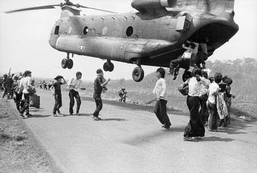 صورة لفيتناميين جنوبيين تشبثوا بمروحية أميركية أملا في النجاة من الشماليين