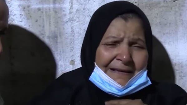 فيديو متداول.. والدة الجزائري المحروق ظلماً تبكيه بلوعة