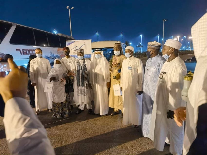 القنصل النيجيري في استقبال أول فوج من معتمري الخارج
