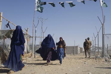 نساء أفغانيات على الحدود بين باكستان وأفغانستان