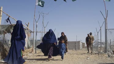 نساء أفغانيات على الحدود بين باكستان وأفغانستان