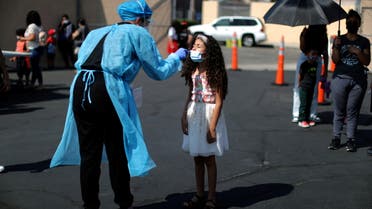 طفلة تخضع لفحص كورونا في أميركا (رويترز)
