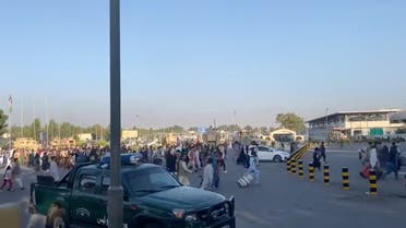 أشخاص يركضون نحو مطار كابل (رويترز)