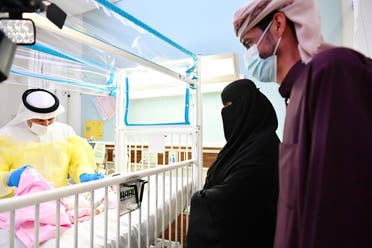 والدا الطفلة عائشة مع الدكتور الربيعة