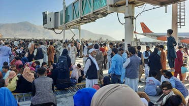 أفغان يحتشدون في مدرج مطار كابول يوم 16 أغسطس (فرانس برس)