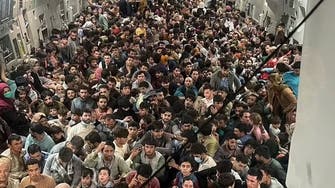 صورة لا تصدق.. مئات الأفغان يقلعون بطائرة لربع العدد