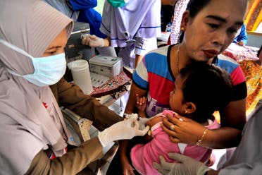 A medical officers vaccinates a child for DPT (Diphtheria, Tetanus and Pertussis or Whooping Cough) in Serang, Banten province, Indonesia December 11, 2017. (File photo: Reuters)