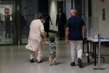 طفل أفغاني يصل إلى مطار روما بعد إجلائه من كابل