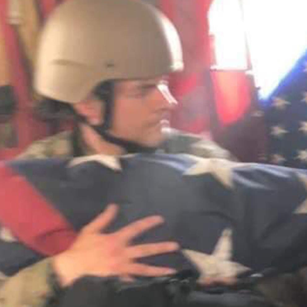 جندي أميركي يتشبث بعلم السفارة عند إجلائه من كابل