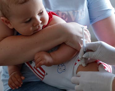 رضيع في أوكرانيا يتلقى تطعيماته الروتينية