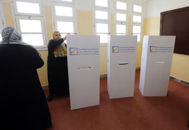 سيدة تدلي بصوتها في آخر انتخابات شهدتها ليبيا في 2014