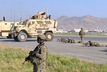 قوات أميركية تحرس مطار كابل أب