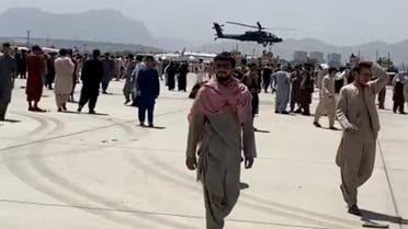 حشود في مطار كابل (رويترز)