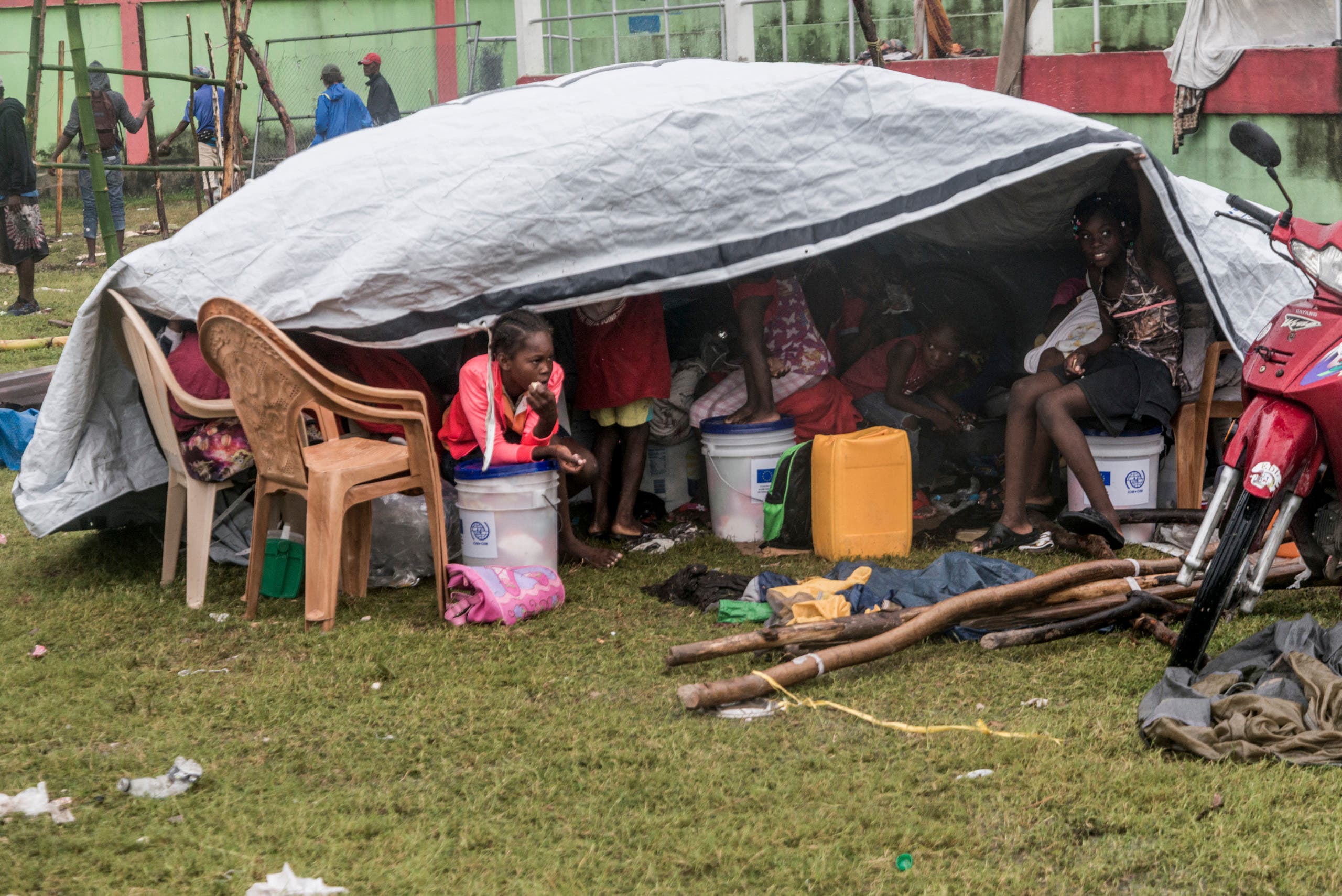 سكان يحتمون من الأمطار بخيم بلاستيكية 