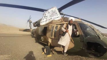 عناصر من طالبان استولوا على مروحية بلا هوك (تويتر)