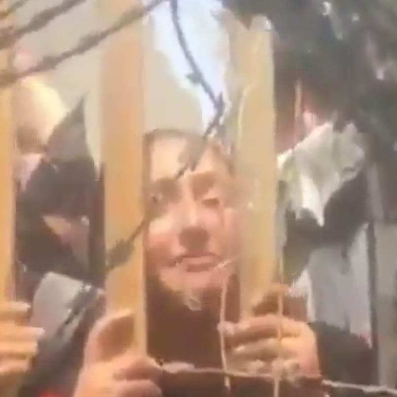 من خلف القضبان.. فتاة أفغانية تتوسل جندياً أميركياً: ساعدونا