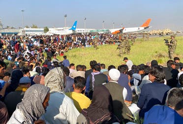 آلاف الأفغان في محيط مطار كابل (أ ب)